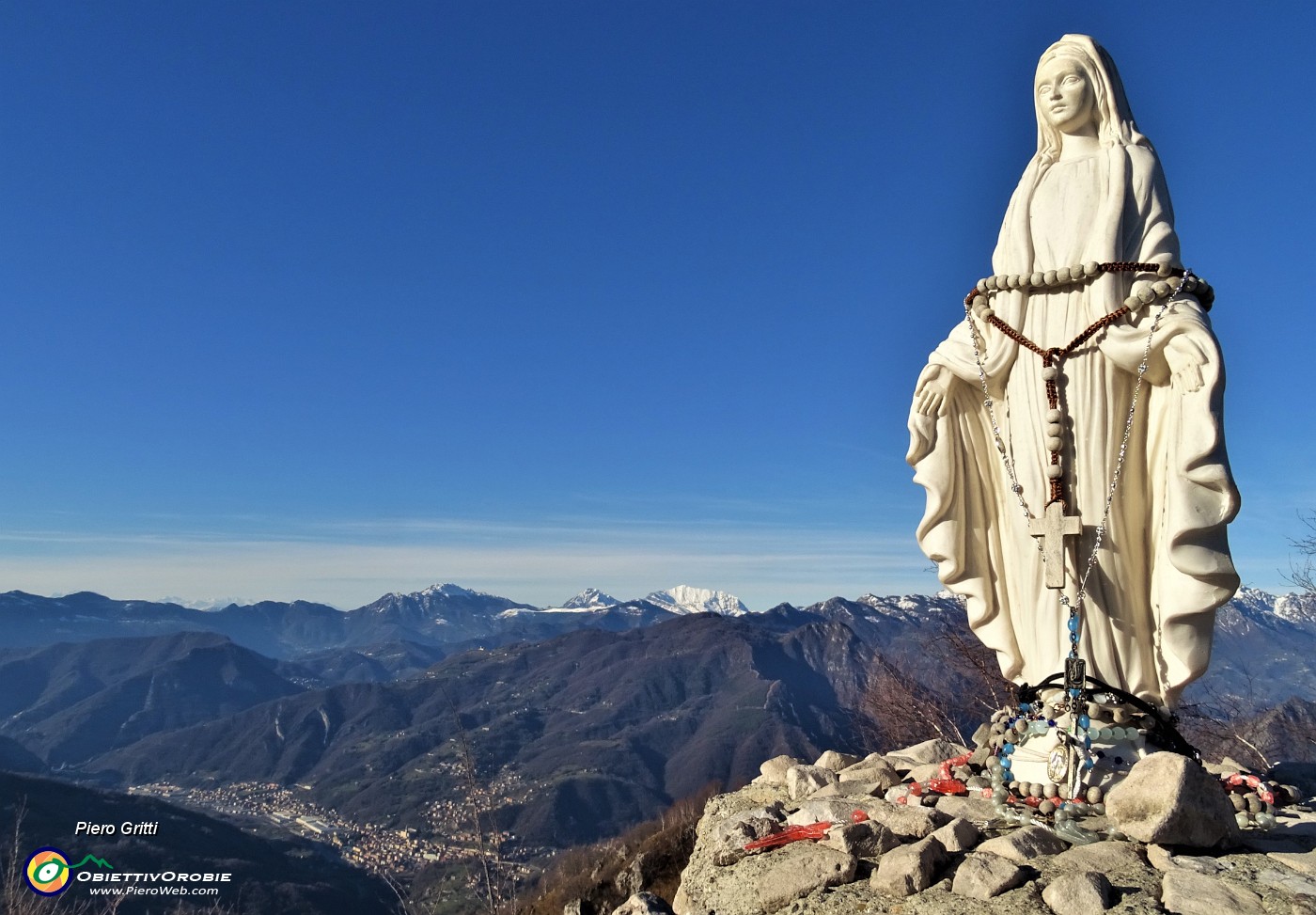 01 La  Madonnina del Costone (1195 m) veglia  su di noi  .JPG